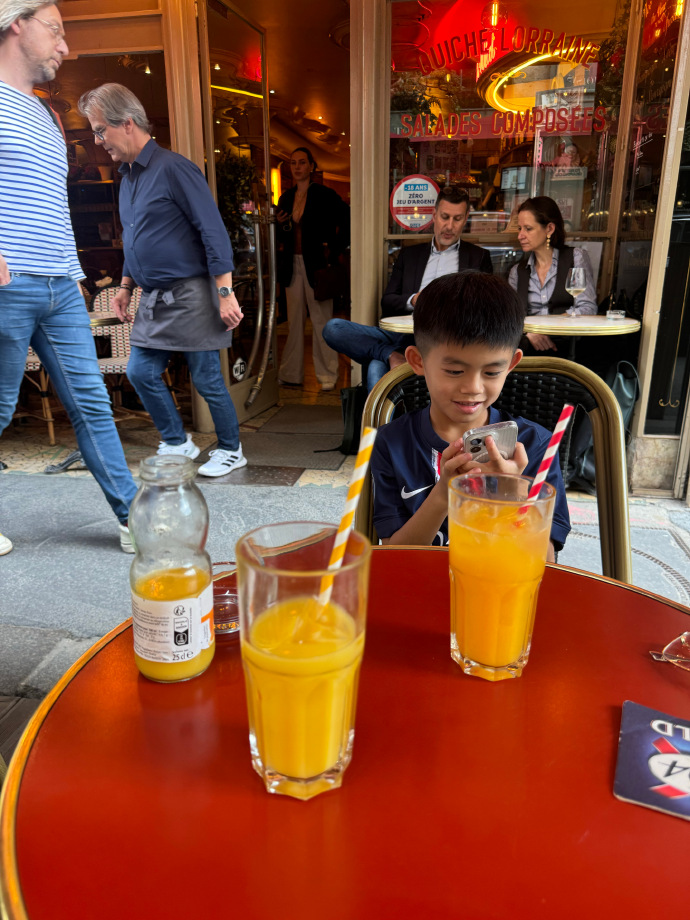 孩子排队就为蹬一杯纯橙汁