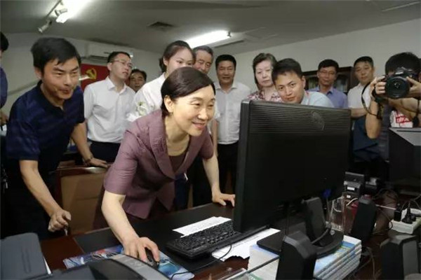 李微微，从教师到正处级干部，四年华丽转身