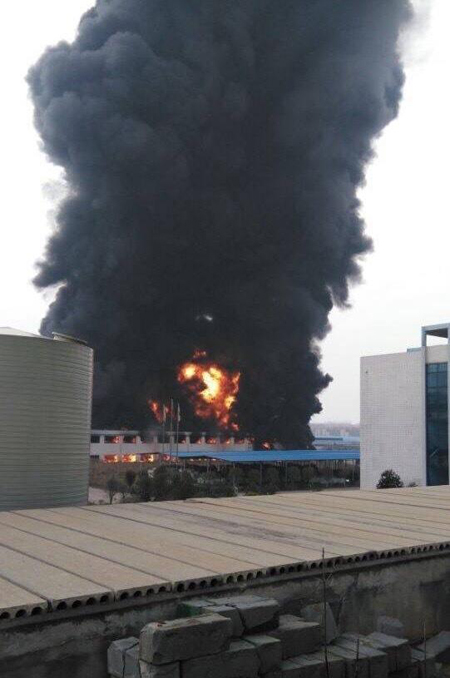 航拍山东化工厂爆炸，升起大量浓烟