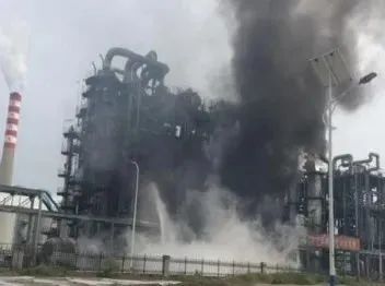航拍山东化工厂爆炸，升起大量浓烟