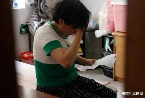 母亲倒卧厕所六日，儿子的见死不救行为引发社会热议