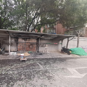 车棚起火烧上百辆车，灾难背后的警示与反思