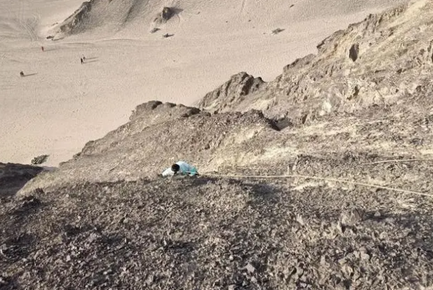 黑独山疑遭捡石褪黑，一场关于自然与人为的热议