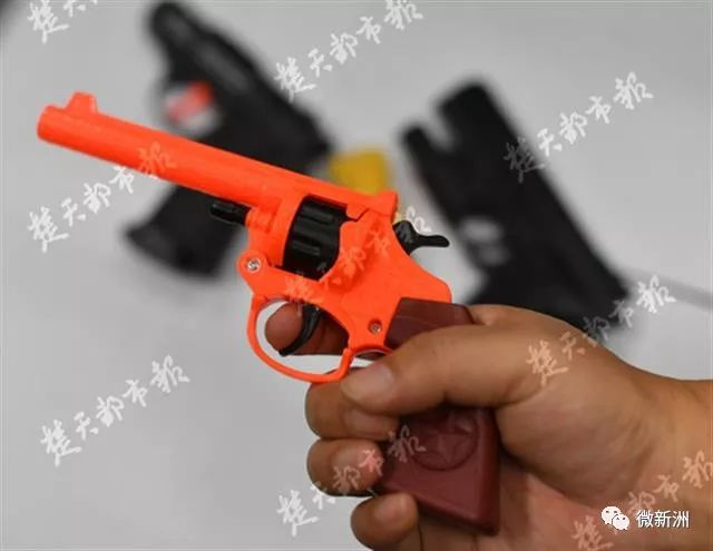 旧玩具枪射出真子弹，一段关于安全与冒险的警示故事