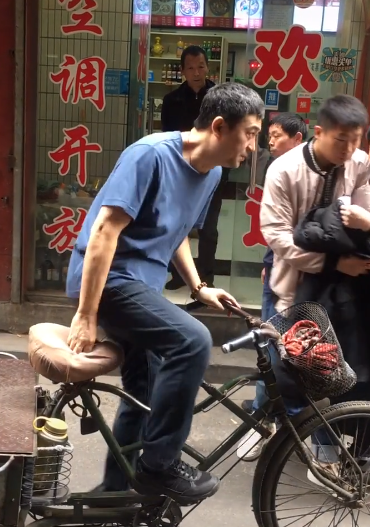 张嘉译又骑上三轮车了——探寻演员与生活的多元魅力