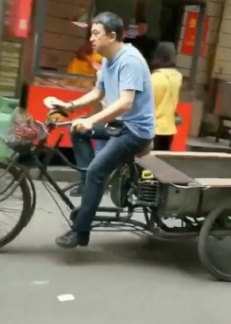 张嘉译又骑上三轮车了——探寻演员与生活的多元魅力