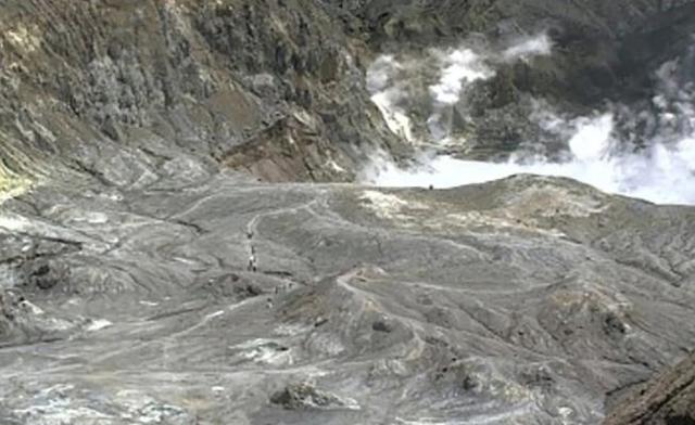 火山喷发时游客急逃，一次惊心动魄的历险之旅