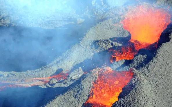 火山喷发时游客急逃，一次惊心动魄的历险之旅