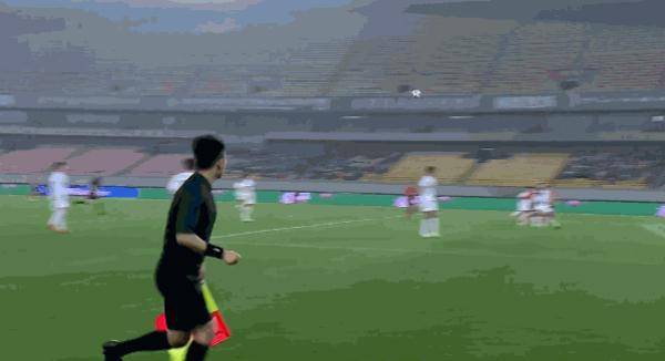 国足丢球范志毅无奈苦笑，一场比赛的背后故事