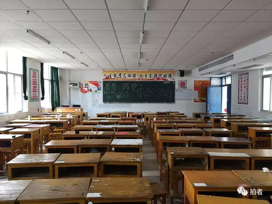 毛坦厂中学万人送考场面再现，时代的见证与青春的礼赞