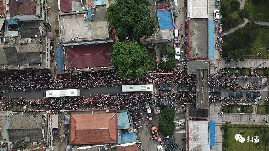毛坦厂中学万人送考场面再现，时代的见证与青春的礼赞