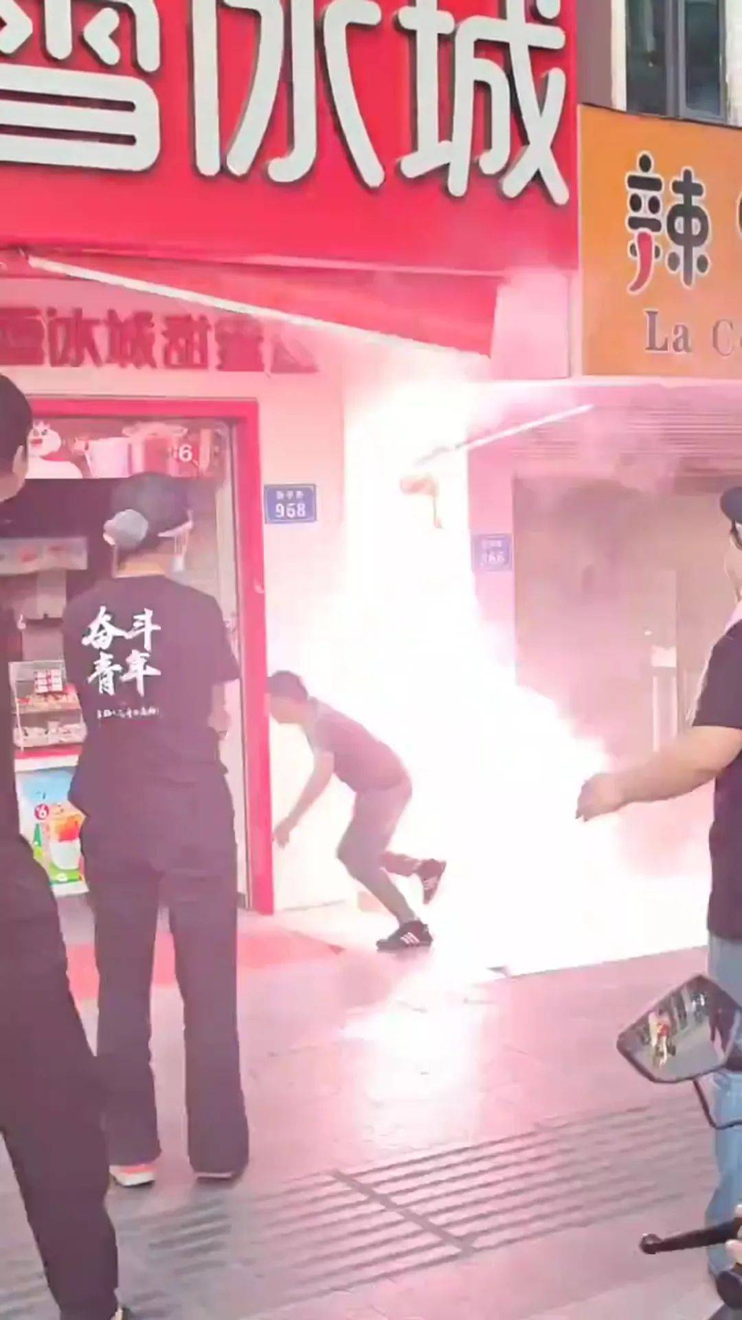 男子嫌太吵向球馆喷洒干粉灭火器，冲动之举背后的反思