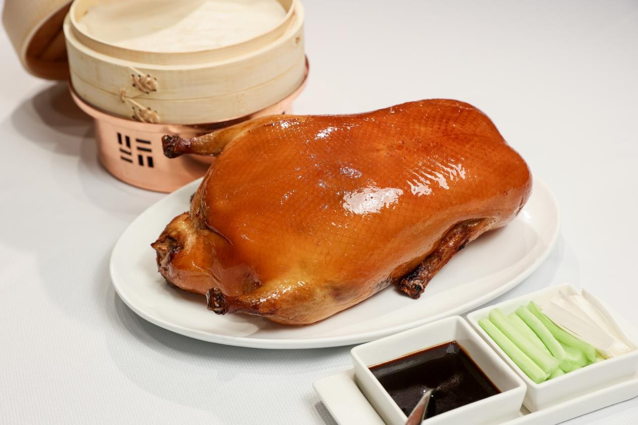 巴黎世家出北京烤鸭包卖15500元，时尚与美食的跨界碰撞