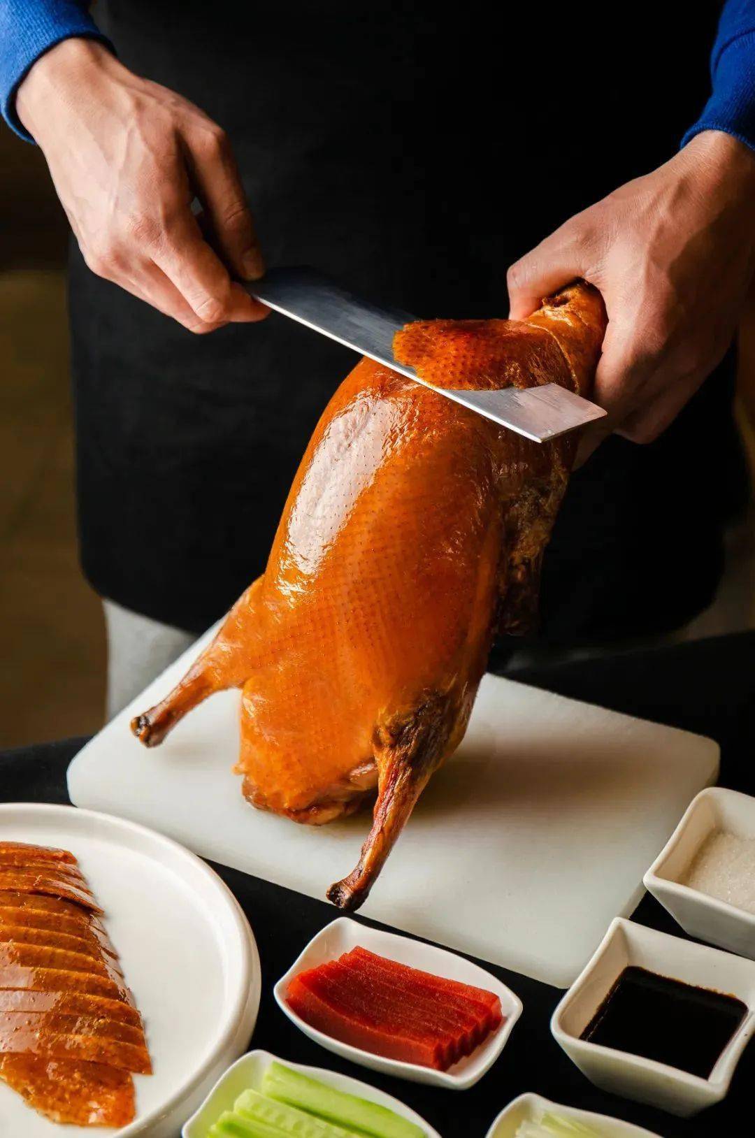 巴黎世家出北京烤鸭包卖15500元，时尚与美食的跨界碰撞