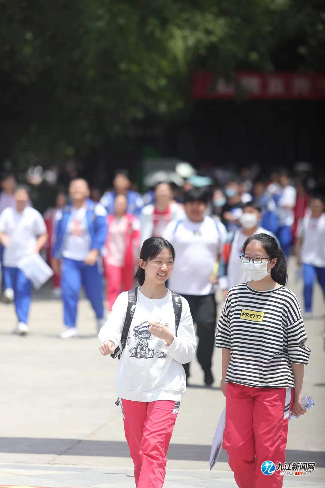2021年首位走出考场的人，探索勇气与未来的交织