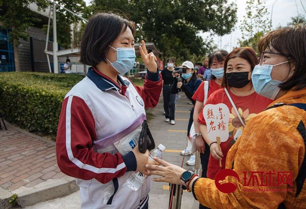 2021年首位走出考场的人，探索勇气与未来的交织