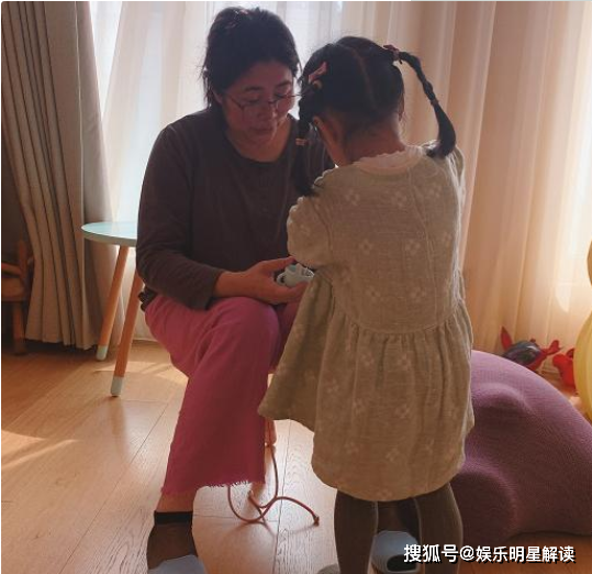 送女儿进考场后妈妈转身掉下热泪