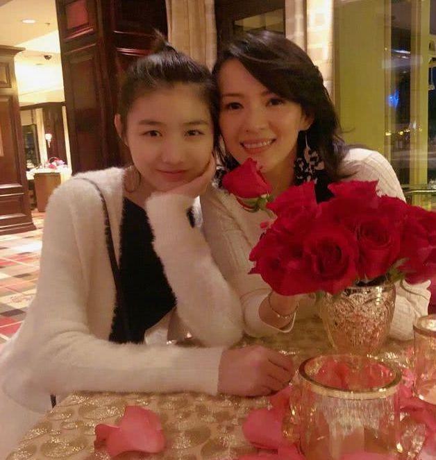 汪峰带一双儿女逛街，温馨家庭出游引热议