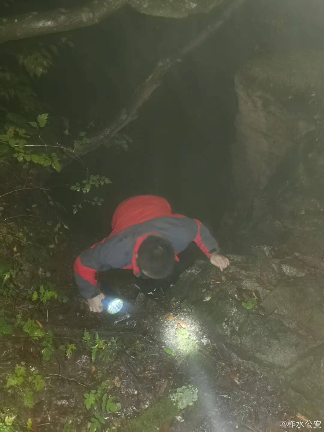 教授雨夜爬山坠崖的奇迹之旅