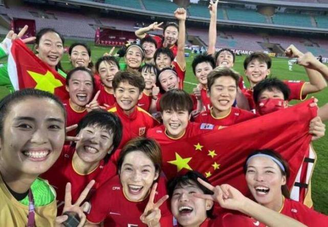 球迷唱响歌唱祖国，为国足接机燃情时刻