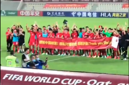球迷唱响歌唱祖国，为国足接机燃情时刻