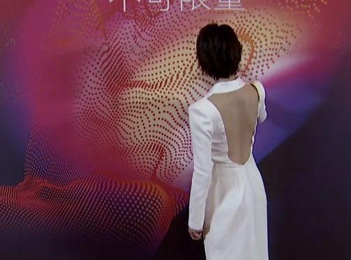众多明星走红毯，王子文不慎摔倒