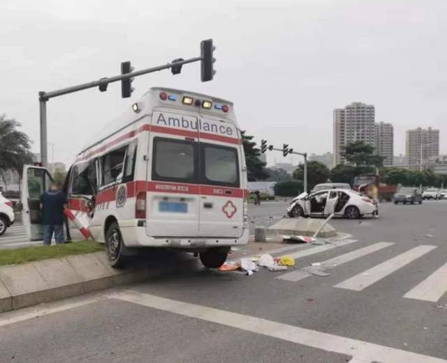 救护车与私家车相撞事件深度解析