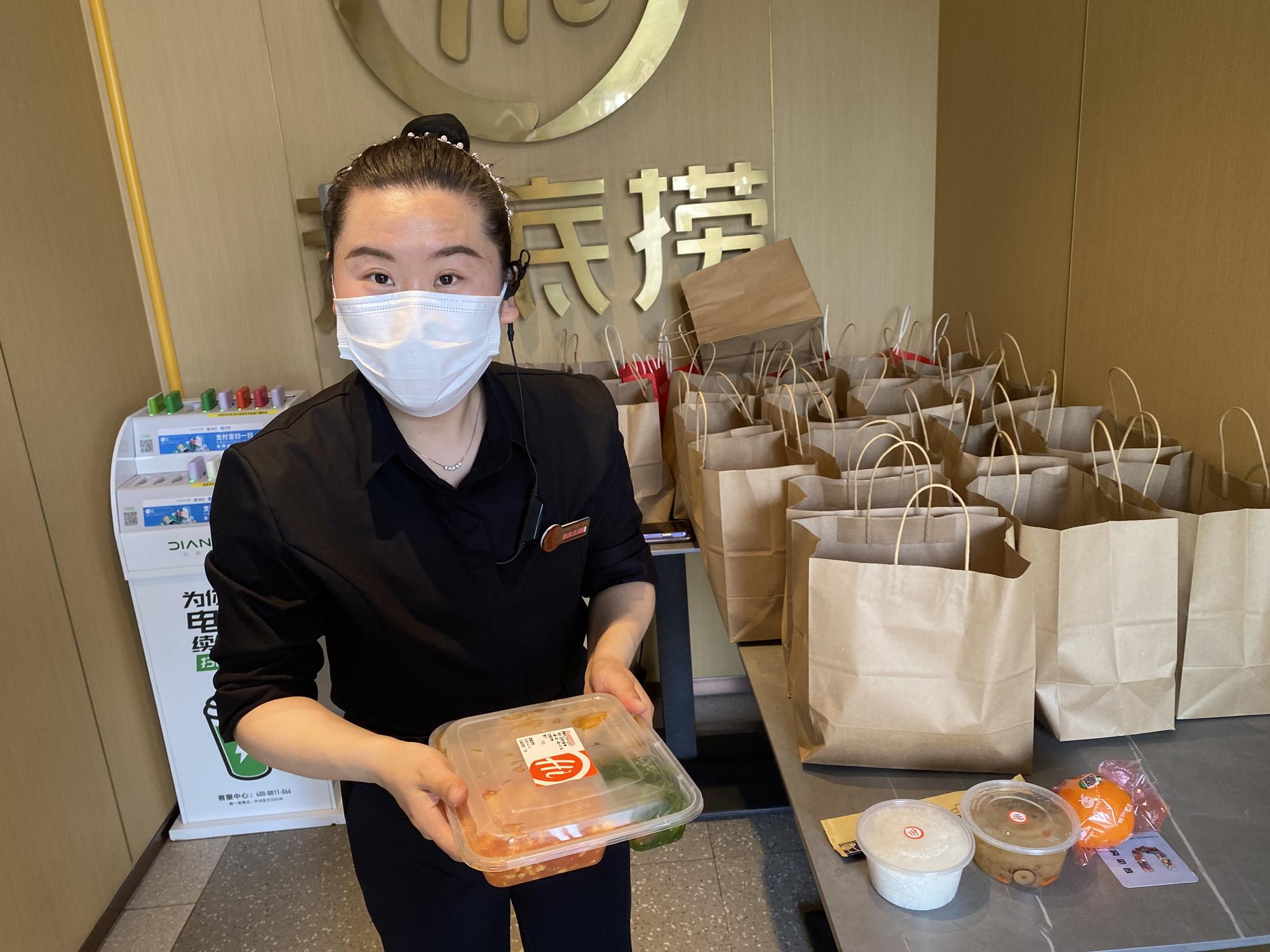 海底捞被逼得卖盒饭了，打工人的辛酸与企业的转型之路
