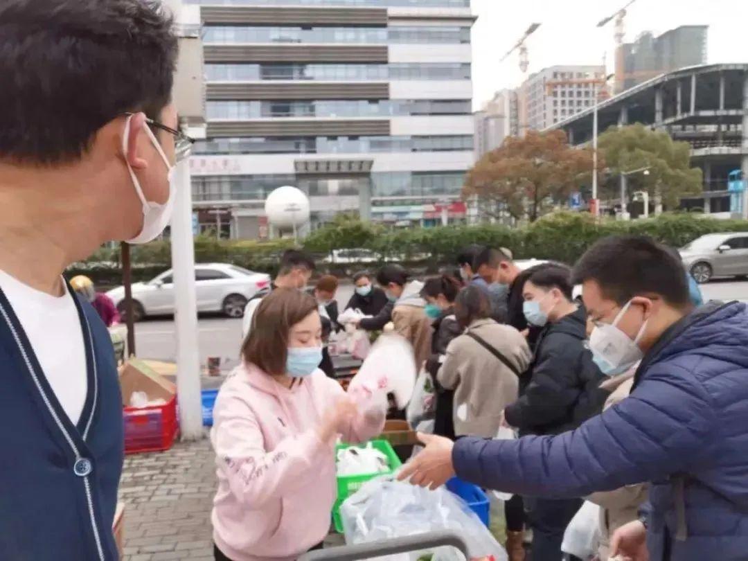 海底捞被逼得卖盒饭了，打工人的辛酸与企业的转型之路