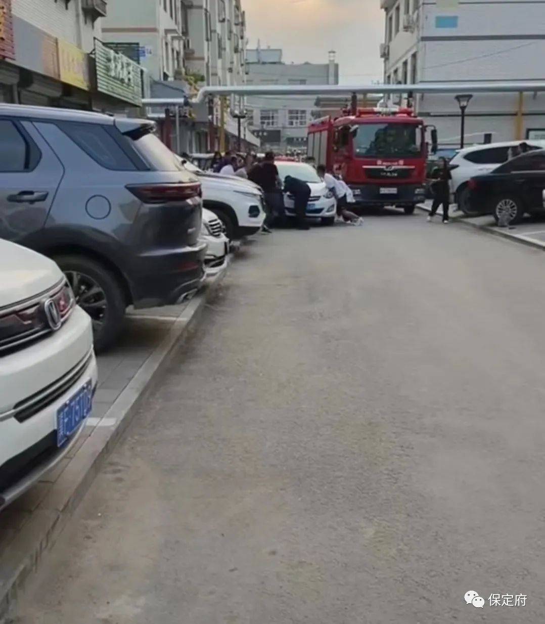 违停车堵消防车被掀，公众秩序与个人责任的反思