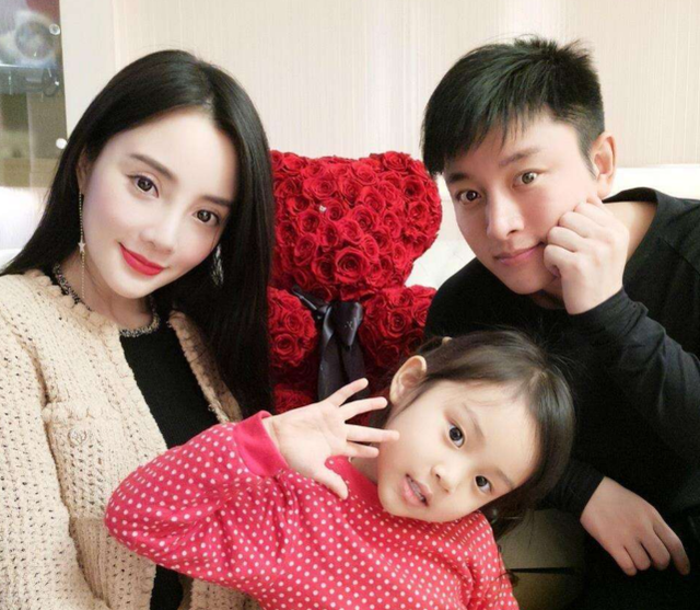 贾乃亮李小璐甜馨近照，一家人的幸福时光