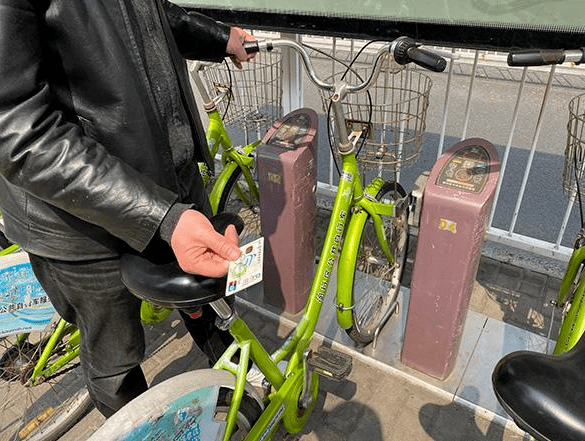 公共自行车陆续退场，城市绿色出行的变迁与挑战