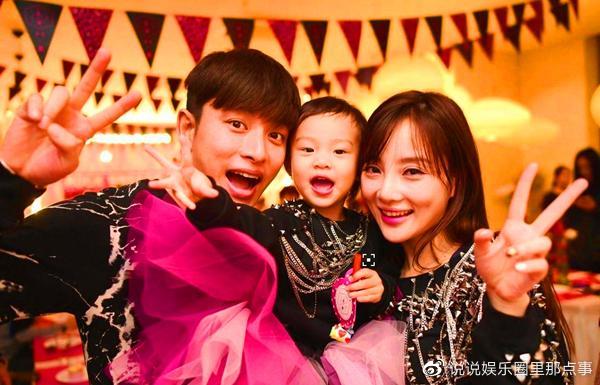 李小璐、贾乃亮携甜馨海边游玩，一家人的幸福时光