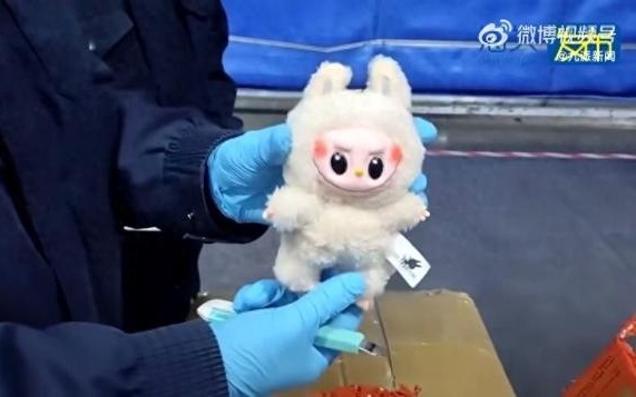 上海海关严打假冒伪劣，5961个假泡泡玛特被扣留