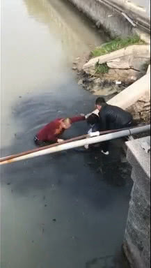 河道惊现大量成扎钞票，男子捡走背后的故事