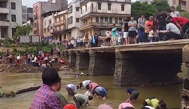 深圳一河道惊现大量成扎钞票，引发社会热议