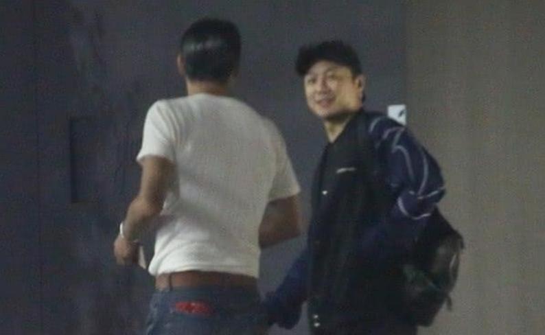婴儿被喝酒的人抱，社会需警醒的隐患与责任