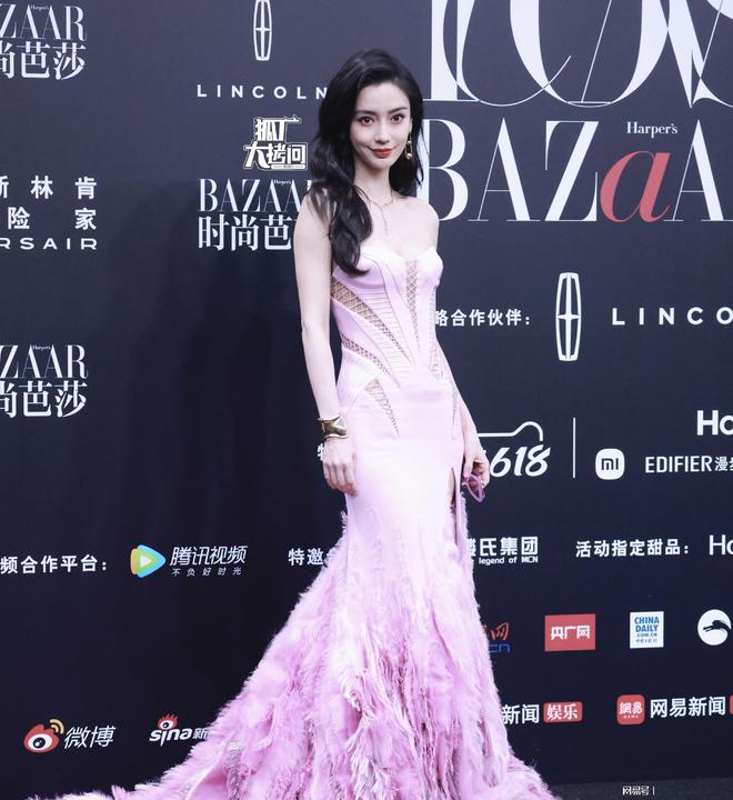 杨幂红毯造型视频，时尚魅力闪耀全场