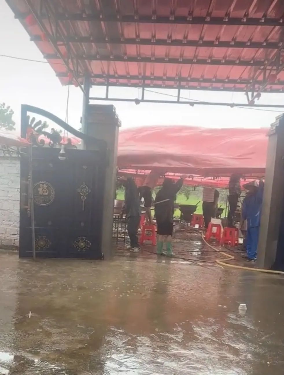 风雨无阻！广东一对新人坚持台风天结婚，诠释爱情的力量