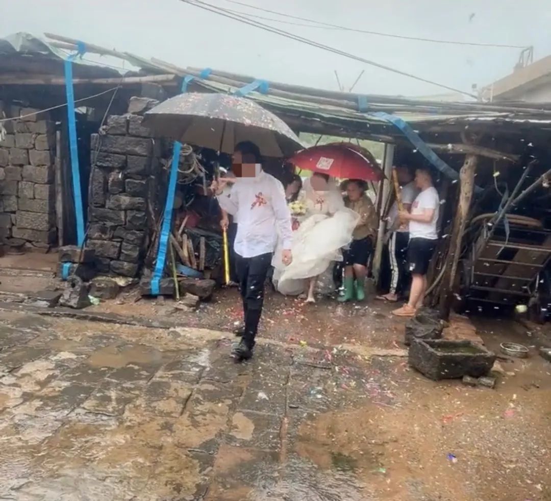 风雨无阻！广东一对新人坚持台风天结婚，诠释爱情的力量