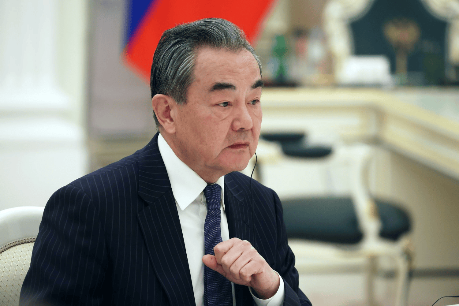 王毅分别与伊朗和以色列外长通话，深化区域合作，促进多边外交新局面