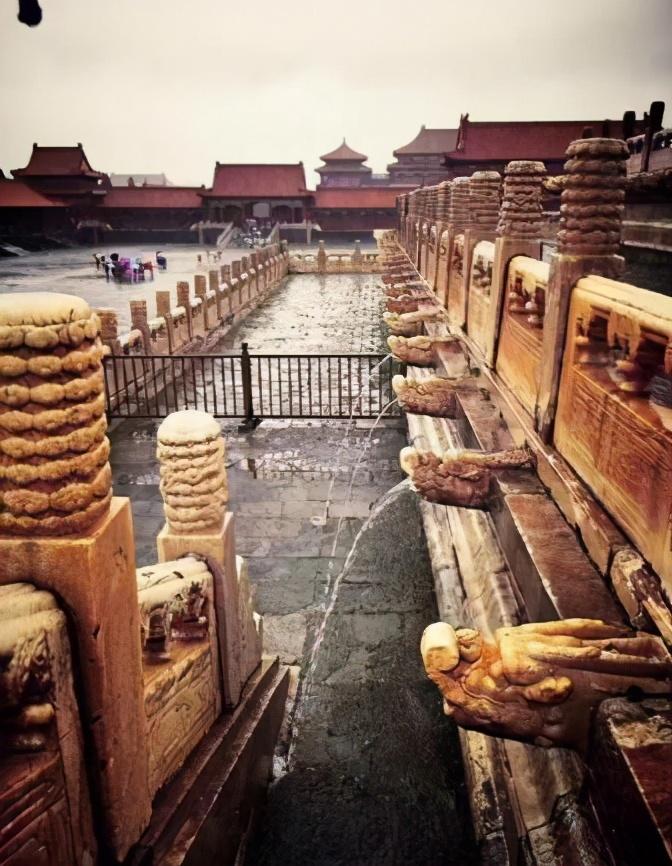 北京暴雨故宫再现千龙吐水，文化传承与自然力量的交融