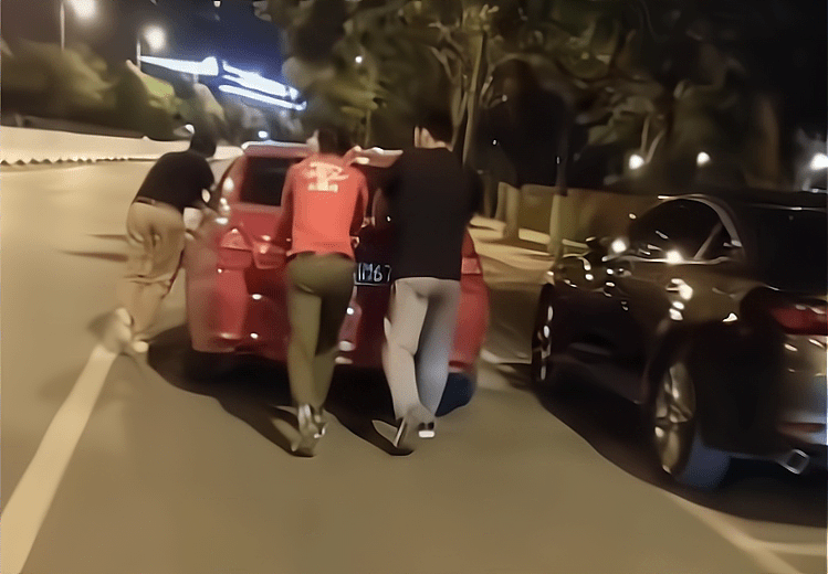 两男子喝酒后推车回家的故事