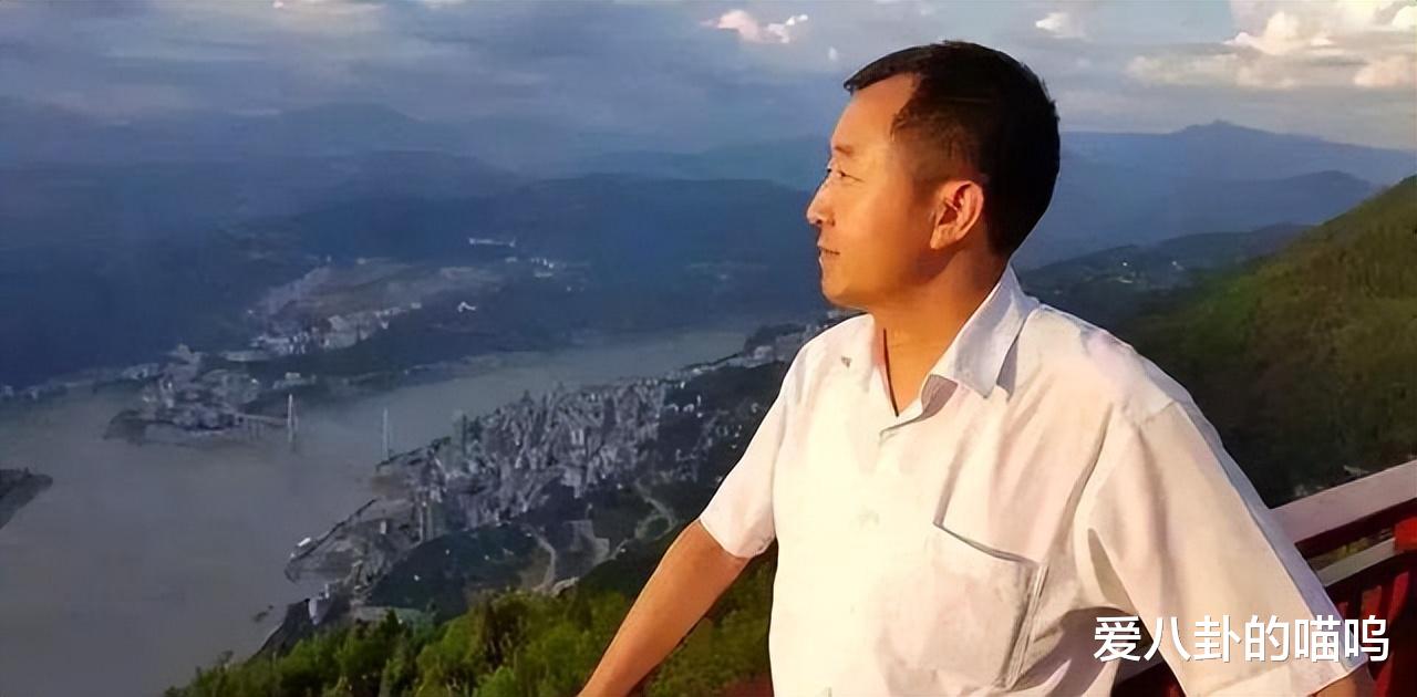 陈行甲回应给六旬建筑工签书视频走红，温暖与力量交织的人文关怀