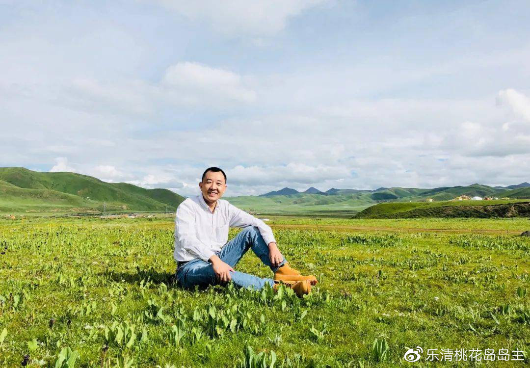 陈行甲回应给六旬建筑工签书视频走红，温暖与力量交织的人文关怀