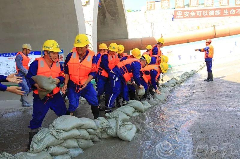 厦门交警辟谣翔安隧道海水倒灌近日，一则关于厦门翔安隧道的谣言在网络上流传，声称隧道内出现海水倒灌的情况。针对这一谣言，厦门交警迅速进行辟谣。